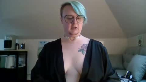 Snapshot of queerlyjaz chatting on October 2025 12:05:02 AM queerlyjaz online show from October 2025 12:05:02 AM