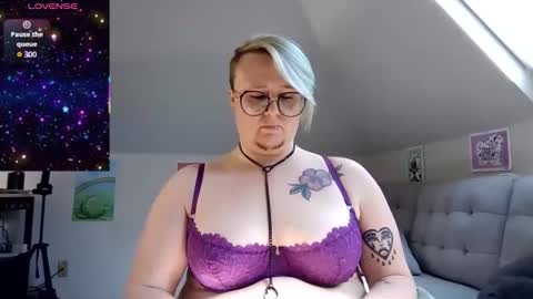 Snapshot of queerlyjaz chatting on April 2026 06:05:02 PM queerlyjaz online show from April 2026 06:05:02 PM