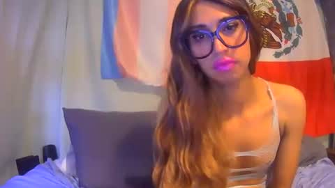 Mia online show from November 2025 04:06:01 PM