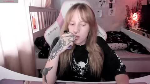 Snapshot of rapunzel_cute chatting on June 2026 01:21:02 PM Rapunzel online show from June 2026 01:21:02 PM