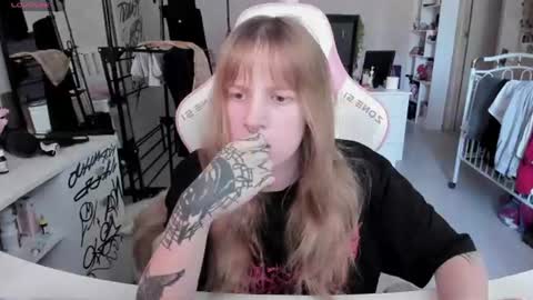Snapshot of rapunzel_cute chatting on June 2026 01:08:02 PM Rapunzel online show from June 2026 01:08:02 PM
