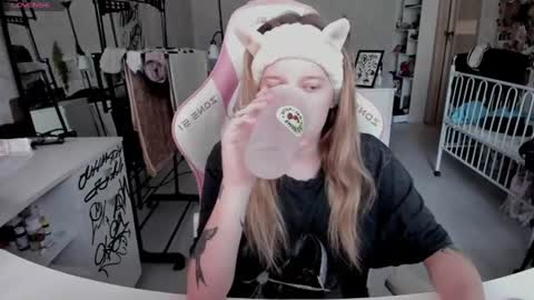 Snapshot of rapunzel_cute chatting on June 2026 01:17:02 PM Rapunzel online show from June 2026 01:17:02 PM