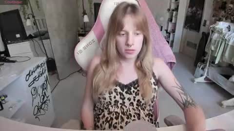 Snapshot of rapunzel_cute chatting on July 2026 01:18:02 PM Rapunzel online show from July 2026 01:18:02 PM