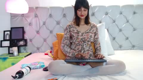 Snapshot of ravennocturne chatting on January 2025 02:11:01 PM Helena Viktoria Volkov online show from January 2025 02:11:01 PM