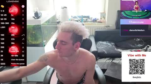 Snapshot of rayzel_white chatting on May 2026 08:33:02 AM Rayzel White online show from May 2026 08:33:02 AM