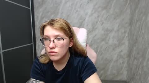 Snapshot of reginasmilee chatting on February 2025 04:48:02 PM Regina online show from February 2025 04:48:02 PM