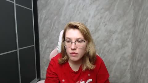 Snapshot of reginasmilee chatting on March 2025 04:42:02 PM Regina online show from March 2025 04:42:02 PM