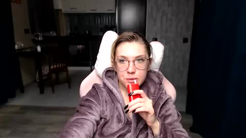 Snapshot of reginasmilee chatting on September 2025 01:38:02 PM Regina online show from September 2025 01:38:02 PM