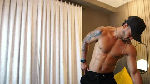 Snapshot of reik_von chatting on May 2026 12:35:02 PM Reik online show from May 2026 12:35:02 PM