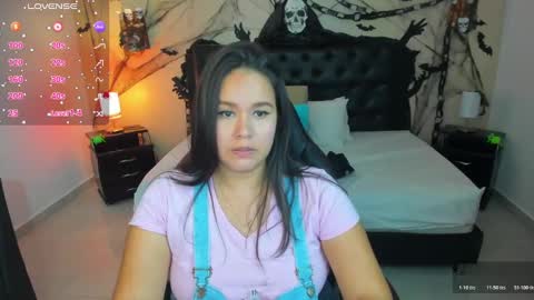 reina_loren online show from November 2025 09:28:01 PM