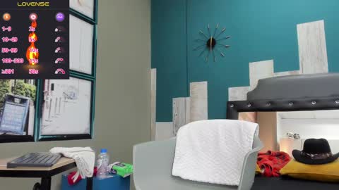 Snapshot of rhaegal_hot chatting on December 2024 06:48:01 PM Rhaegal online show from December 2024 06:48:01 PM