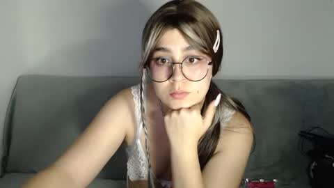 PeachSalinger online show from September 2025 08:08:01 AM