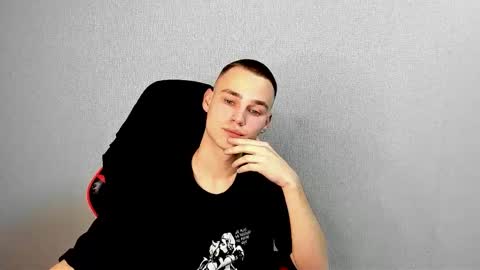 robert10211 online show from November 2025 05:58:02 PM