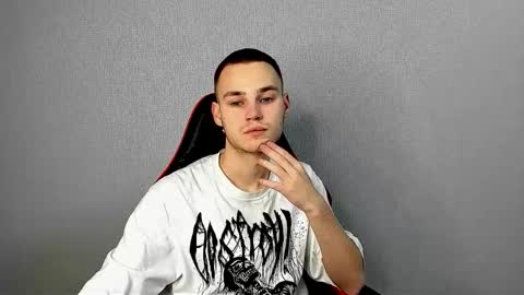 robert10211 online show from December 2025 08:04:02 PM