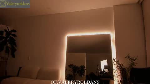 Valery Roldans online show from November 2025 04:26:02 AM