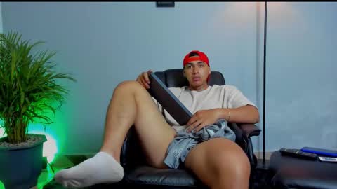 Snapshot of ronnie_canford chatting on February 2026 06:26:01 AM RonnieCanford online show from February 2026 06:26:01 AM