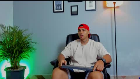 Snapshot of ronnie_canford chatting on February 2026 05:54:01 PM RonnieCanford online show from February 2026 05:54:01 PM