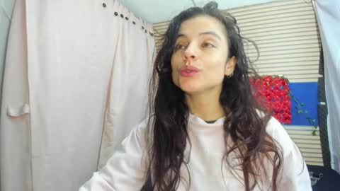 Snapshot of rosse_25 chatting on May 2026 12:22:02 PM Would you like to help me with supplementation and sports suits so I can compete in powerlifting online show from May 2026 12:22:02 PM