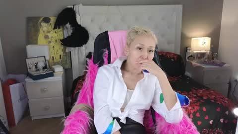 Snapshot of roxalanastar chatting on May 2026 08:22:01 AM Roxalana online show from May 2026 08:22:01 AM
