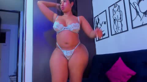 Snapshot of roxanasmiith chatting on December 2024 06:19:02 AM Roxxx Thee Stallion online show from December 2024 06:19:02 AM
