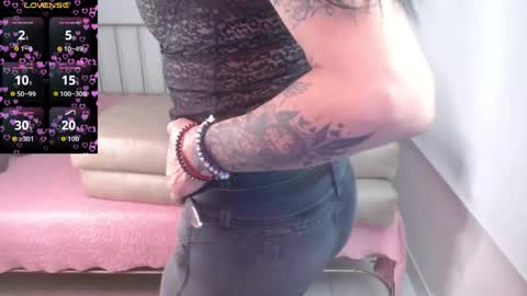 Snapshot of roxanne_vale chatting on April 2026 08:11:02 PM Roxanne online show from April 2026 08:11:02 PM