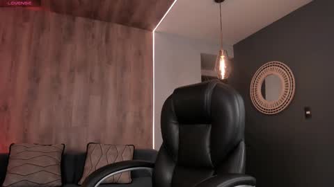 Roxanne Hill  online show from December 2025 11:37:01 AM