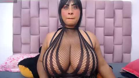 Snapshot of roxannehott chatting on November 2025 06:18:02 PM ross brown online show from November 2025 06:18:02 PM