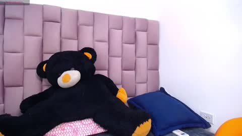 Snapshot of roxannehott chatting on January 2026 08:23:01 PM ross brown online show from January 2026 08:23:01 PM