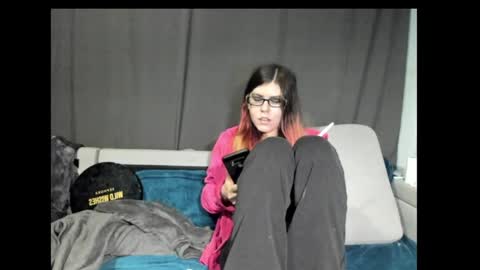 roxihazeleyes online show from January 2025 02:19:01 PM