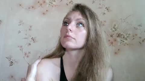 Snapshot of roxyfox18x01 chatting on May 2026 06:42:02 AM roxyfox18x01 online show from May 2026 06:42:02 AM
