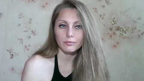 Snapshot of roxyfox18x01 chatting on May 2026 06:19:01 AM roxyfox18x01 online show from May 2026 06:19:01 AM