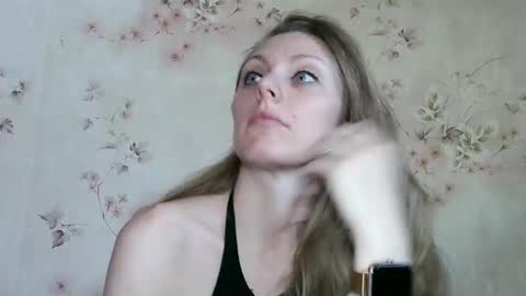 Snapshot of roxyfox18x01 chatting on June 2026 07:32:02 AM roxyfox18x01 online show from June 2026 07:32:02 AM