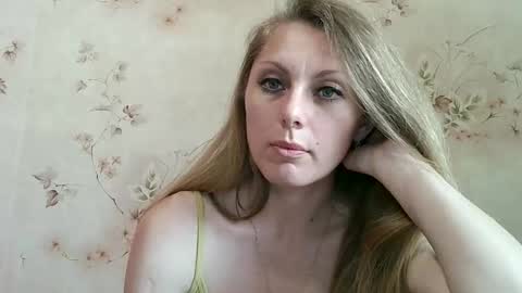 Snapshot of roxyfox18x01 chatting on June 2026 03:39:02 PM roxyfox18x01 online show from June 2026 03:39:02 PM