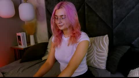 Snapshot of roxypinky chatting on May 2026 03:33:02 PM Roxy online show from May 2026 03:33:02 PM