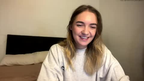 Snapshot of roxysweetdream chatting on May 2026 12:43:01 PM Roxy online show from May 2026 12:43:01 PM