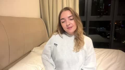 Snapshot of roxysweetdream chatting on May 2026 02:23:02 PM Roxy online show from May 2026 02:23:02 PM