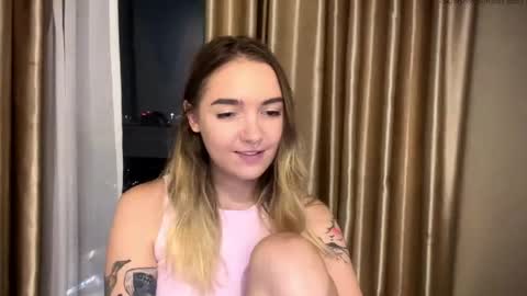 Snapshot of roxysweetdream chatting on May 2026 02:25:01 PM Roxy online show from May 2026 02:25:01 PM