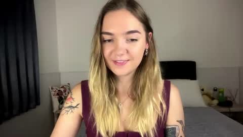 Snapshot of roxysweetdream chatting on July 2026 03:29:01 PM Roxy online show from July 2026 03:29:01 PM
