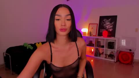 Snapshot of roxyy_x chatting on April 2026 06:32:02 PM val online show from April 2026 06:32:02 PM