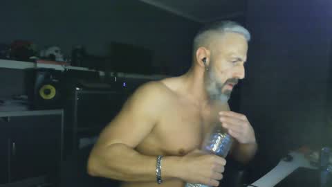 Chico que rico Caliente online show from January 2025 04:10:01 AM