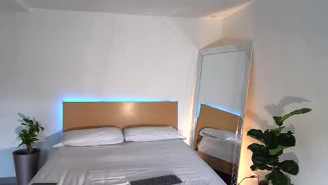  R U S S E L L  online show from September 2025 07:58:01 PM