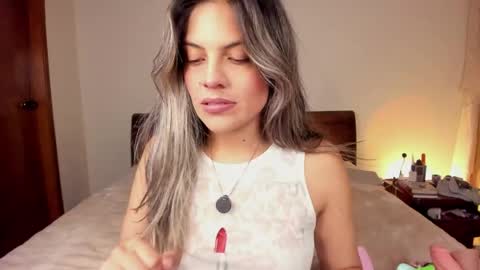 Snapshot of s_u_n_r_i_s_e_e chatting on May 2026 03:00:01 AM Leslie Beltrn online show from May 2026 03:00:01 AM