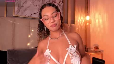 Snapshot of sade_jackson1 chatting on June 2026 04:39:02 AM Sophie online show from June 2026 04:39:02 AM