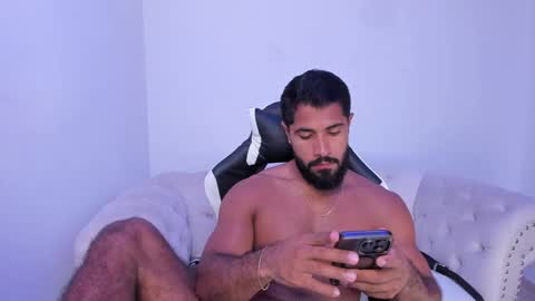 santiago_huntt online show from November 2025 01:11:01 PM