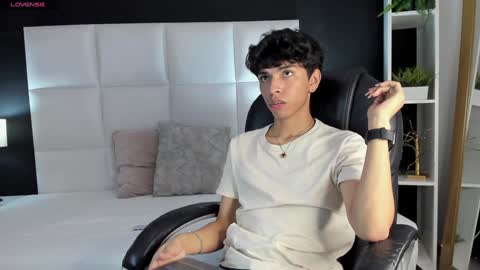 Snapshot of santy_carrington chatting on December 2024 08:45:01 PM Santiago Carrington online show from December 2024 08:45:01 PM