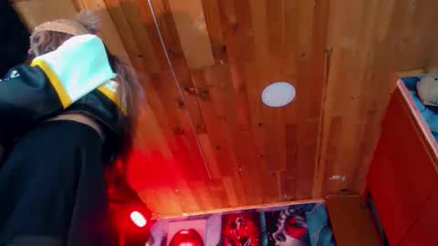 Snapshot of sara_buck chatting on April 2026 06:09:01 AM sara_buck online show from April 2026 06:09:01 AM