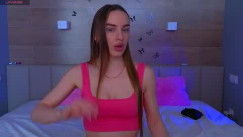 Snapshot of sara_crosss chatting on April 2026 05:43:01 AM Sara online show from April 2026 05:43:01 AM