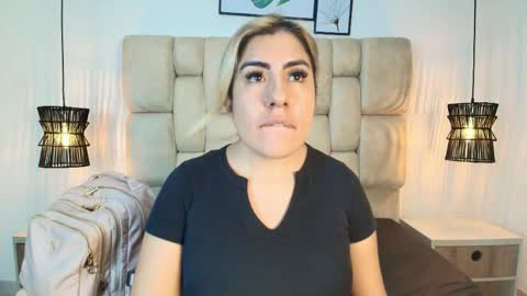 Snapshot of sarablonde_t chatting on May 2026 01:57:16 AM sarablonde_t online show from May 2026 01:57:16 AM