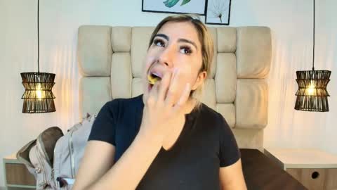 Snapshot of sarablonde_t chatting on June 2026 04:11:01 PM sarablonde_t online show from June 2026 04:11:01 PM