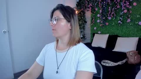 Sarah Deyvis online show from November 2025 01:43:01 PM